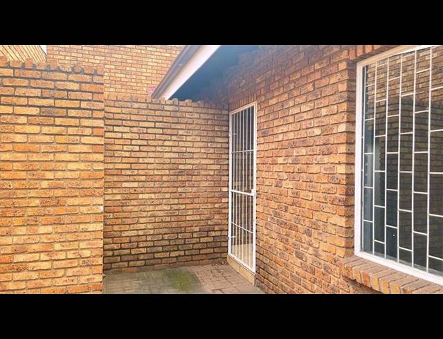 2 BEDROOM TOWNHOUSE FOR SALE IN FLORA GARDENS